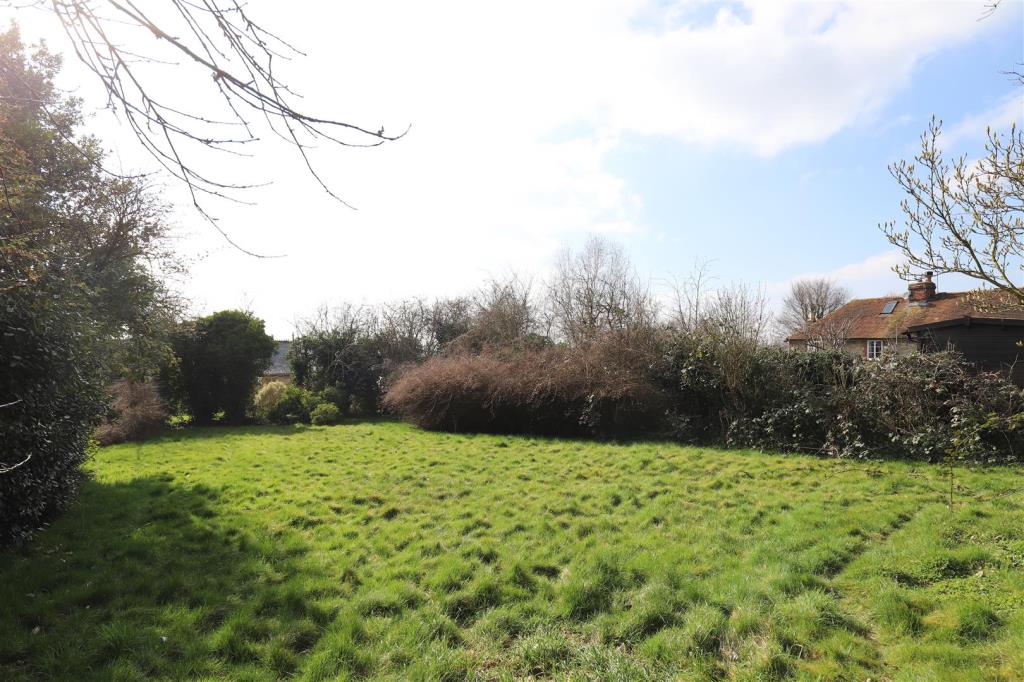 Lot: 121 - DETACHED FOUR-BEDROOM PERIOD PROPERTY FOR REFURBISHMENT - Garden